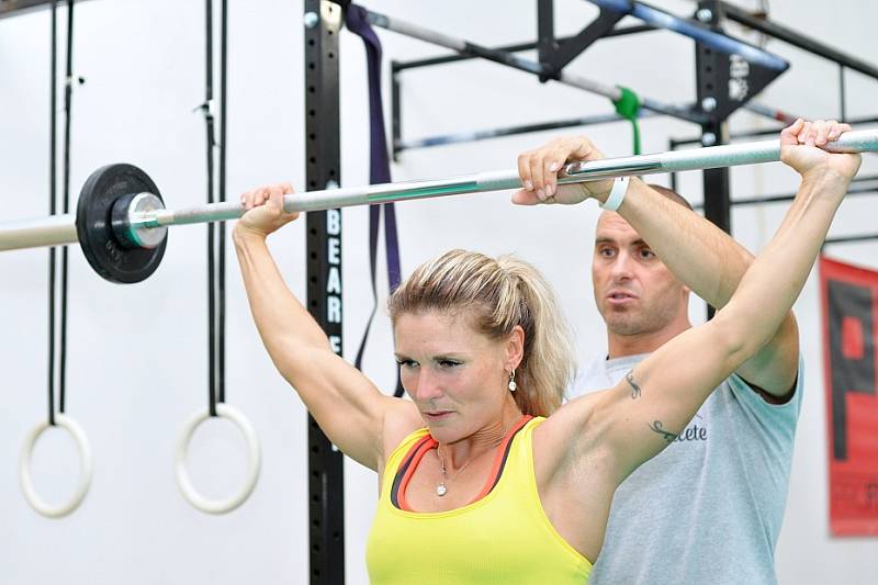 CROSSFIT. Nejprve cvičíme s násadou od koštěte. Poté přesedláme na olympijskou osu. Cvičíme i s kettlebellem a medicinbalem. Na konci tréninku jedeme sestavu všech cviků.