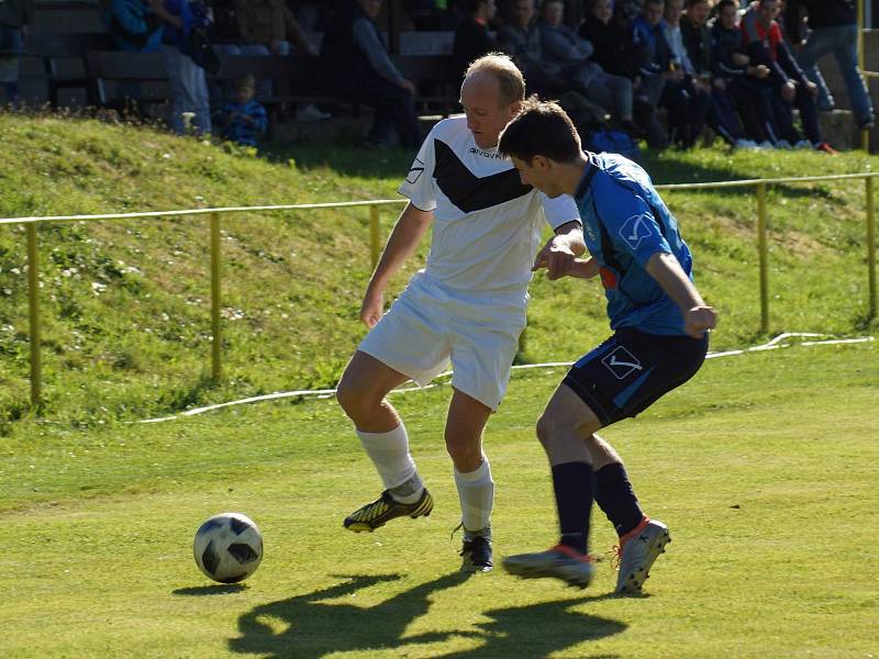 Nová Ves (v bílých dresech) prohrála doma s béčkem Frýdlantu 2:5.