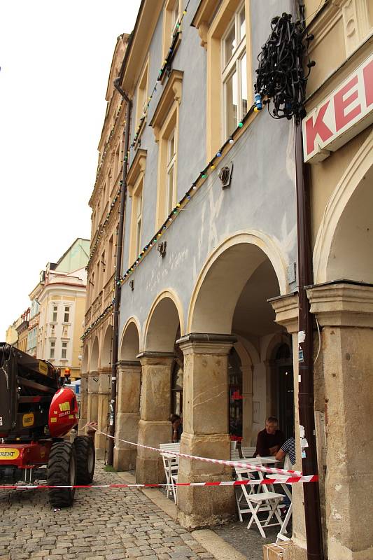 Na začátku září začaly na libereckém náměstí Dr. E. Beneše přípravy na chystané natáčení amerického velkofilmu s pracovním názvem Bosco. Na snímku pracovníci v pondělí 3. září 2018 rozvěšují na budovy na náměstí svítící žárovky.