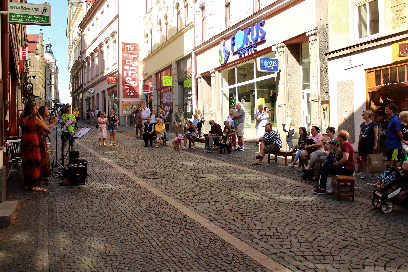 FOTO: Pražskou ulicí zněla irská muzika. Pouliční umění oživilo léto v  Liberci - Liberecký deník