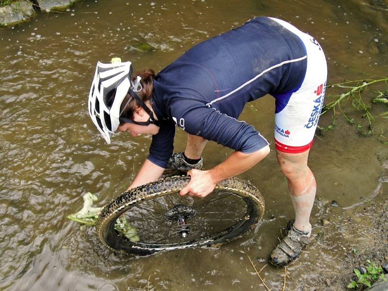 Johana Šťastná z Liberce projela za 15 dní extrémní závod 1000 Miles Adventure. Chtěla dokázat, že to jde i bez velkého tréninku a doplňků.