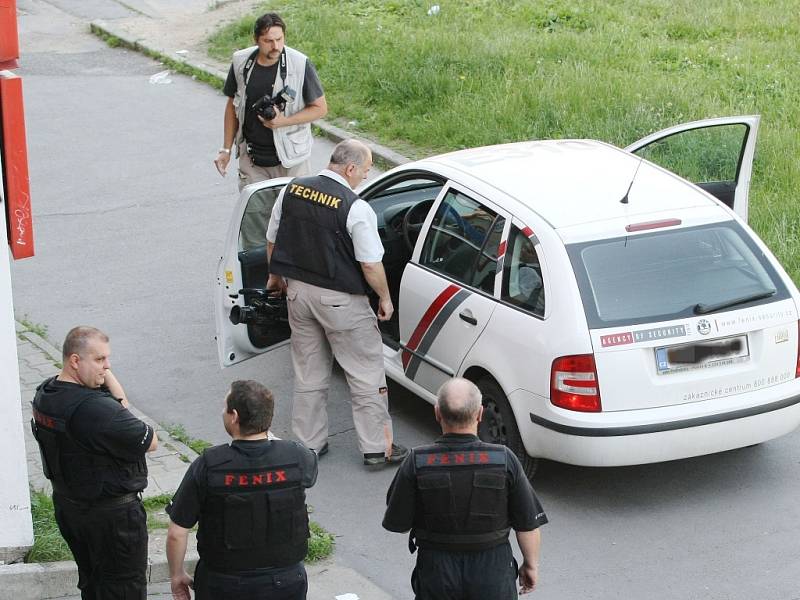 Zatím neznámý pachatel se pokusil okrást bezpečnostní agenturu, jejíž pracovníci právě doplňovali peníze do bankomatu na sídlišti Broumovská v Liberci.