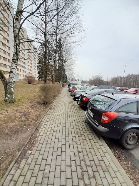 V lokalitě chybí několik stovek míst k parkování.