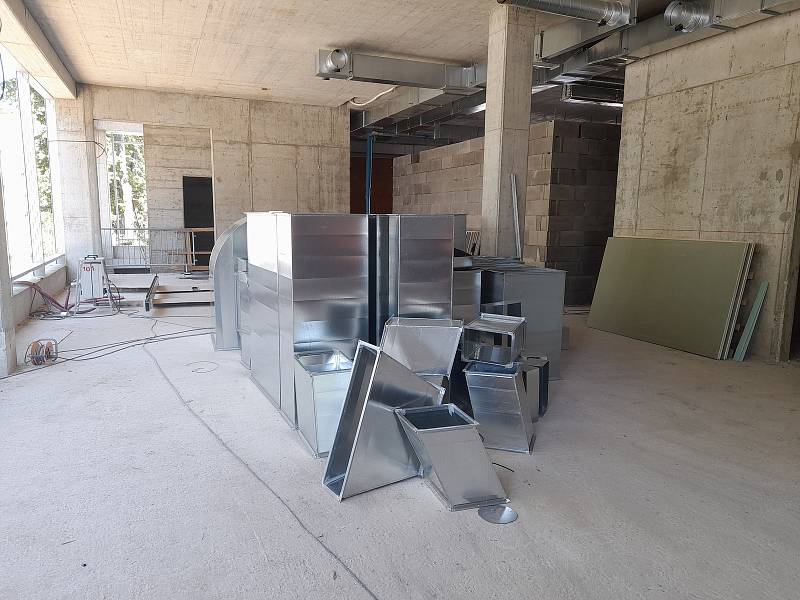 V areálu Krajské nemocnice v Liberci roste nový pavilon pro speciální vyšetřovací přístroj PET/CT.