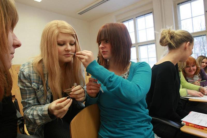 Liberečtí studenti zažili fascinující hodinu chemie, která předčila i pověstnou školu hrou. 