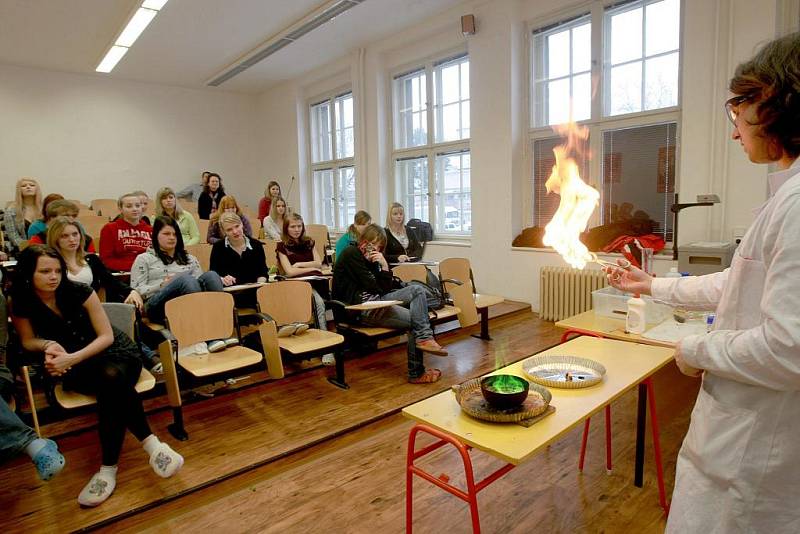 Liberečtí studenti zažili fascinující hodinu chemie, která předčila i pověstnou školu hrou. 