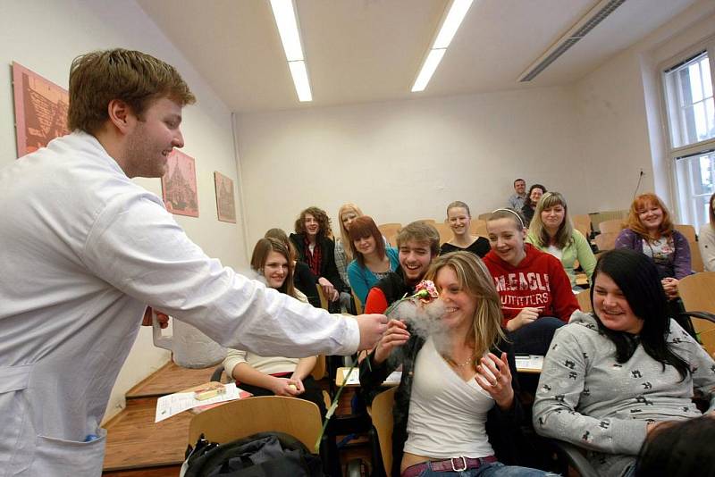 Liberečtí studenti zažili fascinující hodinu chemie, která předčila i pověstnou školu hrou. 