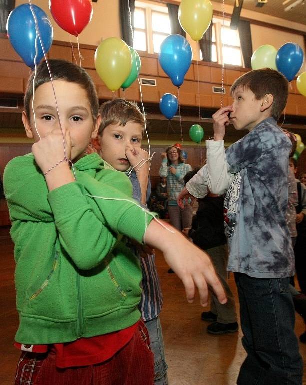 Nadace Syner pozvala pěstounské rodiny Libereckého kraje na pravidelné setkání do libereckého Kolosea. Děti tady bavila dvojice herců Magda Reifová a Petr Vacek a Sváťovo loutkové divadlo.