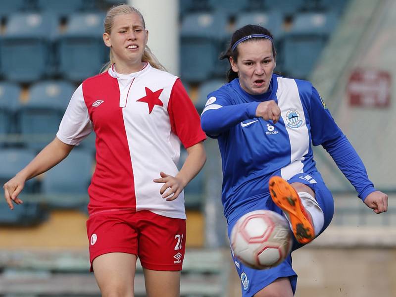 JOHANA JEŘÁBKOVÁ. Hráčka Slovanu Liberec je vpravo.