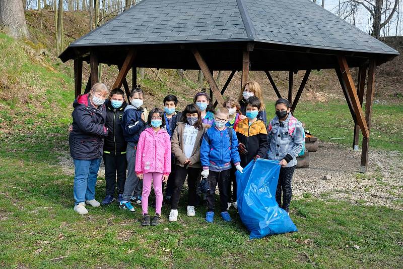 Téměř pět desítek žáků Základní školy speciální Frýdlant se ve středu 21. dubna 2021 zapojilo v rámci mezinárodního Dne Země do úklidu Frýdlantu.