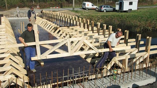 VÝSTAVBA NOVÉHO MOSTU. První řidiči a pěší se po něm dostanou na druhý břeh už letos v prosinci. 