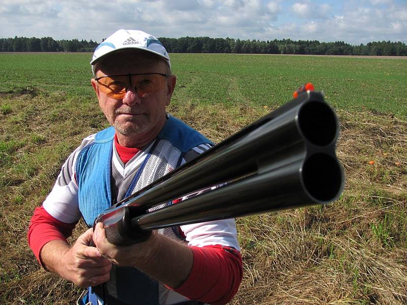 Rozhodčí a zároveň jeden ze soutěžících Jaroslav Zahrádka.