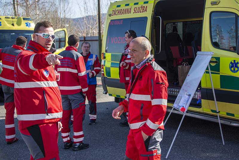 Soutěž sanitek a jejich posádek u liberecké arény.