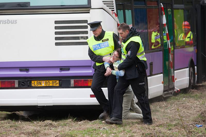 Na silnici č. 13 mezi Chrastavou a Rynolticemi proběhlo taktické cvičení základních složek IZS a vězeňské služby „Věznice 2019“.