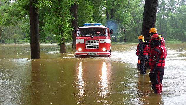 Vodní a potápěčská záchranná služba Liberec pomáhala s odstraňováním následků víkendové povodně v Černousech.