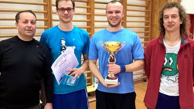 REKREAČNÍ BADMINTONISTÉ. Zleva Ivo Marhold, Martin Hlavsa, Michal Beckert a Michal Mareš. 