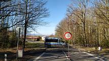 Hraniční přechod do Polska v Bogatynii je zavřený. Hlídka na hranicích vrací polské řidiče zpátky. Na české straně hranice je klid, prázdnou silnici využívají pejskaři k procházkám.