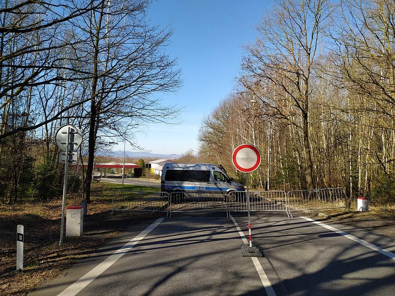 Hraniční přechod do Polska v Bogatynii je zavřený. Hlídka na hranicích vrací polské řidiče zpátky. Na české straně hranice je klid, prázdnou silnici využívají pejskaři k procházkám.