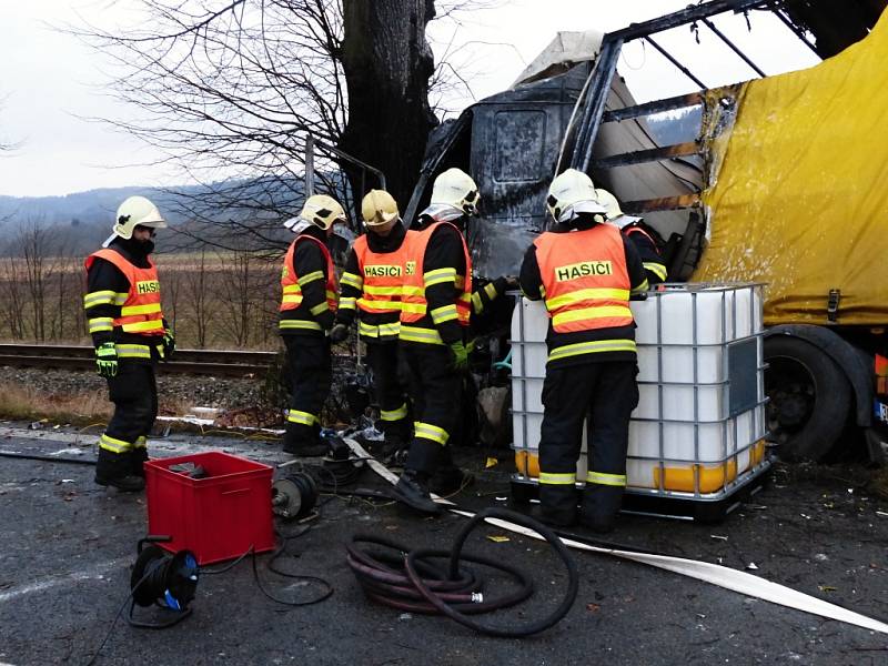 Kamion se srazil s Peugeotem, dva řidiči zemřeli.