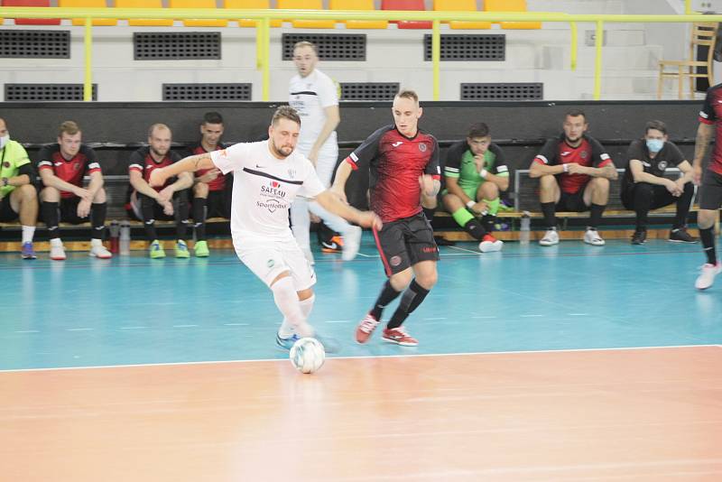 Domácí futsalisté v červeném zvládli bez větších problémů domácí premiéru s Mělníkem, který porazili 4:1.