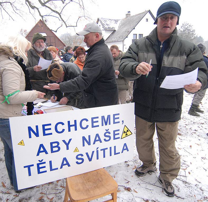  První demonstrace v obci Kotel, kde obyvatelé Podještědí vystoupili proti uranu se uskutečnila za mrazivé soboty v prosinci roku 2007. Navzdory nepřízni počasí na ní přišlo několik stovek lidí.