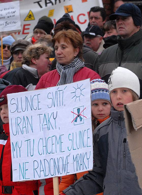  První demonstrace v obci Kotel, kde obyvatelé Podještědí vystoupili proti uranu se uskutečnila za mrazivé soboty v prosinci roku 2007. Navzdory nepřízni počasí na ní přišlo několik stovek lidí.