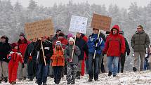  První demonstrace v obci Kotel, kde obyvatelé Podještědí vystoupili proti uranu se uskutečnila za mrazivé soboty v prosinci roku 2007. Navzdory nepřízni počasí na ní přišlo několik stovek lidí.