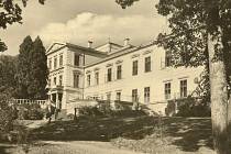 Domov se nachází v zámeckém areálu, který nechal v letech v letech 1873 – 1874 vybudovat českodubský textilní průmyslník  Franz Schmitt.