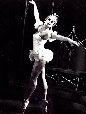 Jarmila Jarošová v roli Šípkové Růženky v baletu Spící krasavice. Rok 1959.