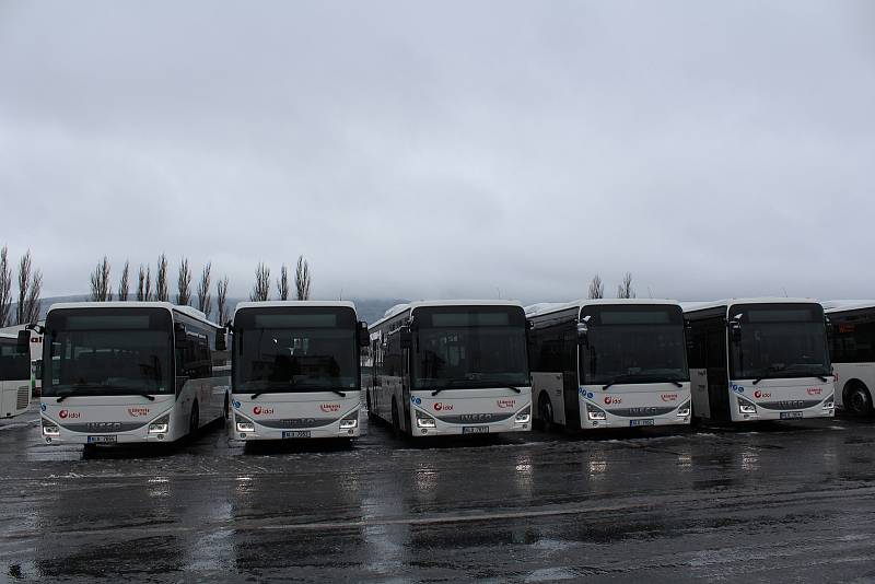 Společnost ČSAD Liberec představila přírůstek do svého vozového parku – sedmnáct autobusů značky Iveco.