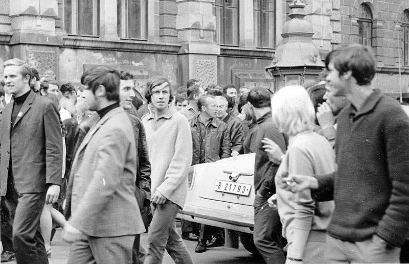 Lidi rozháněly v srpnu 1969 v Liberci Lidové milice a bezpečnost.