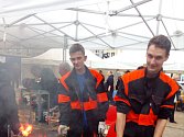 Patrik Berger a Lukáš Černý jsou studenti 2. ročníku Střední odborné školy Liberec, obor strojník - zámečník. Na náměstí předvedli, že to umí i s kovářskou výhní.