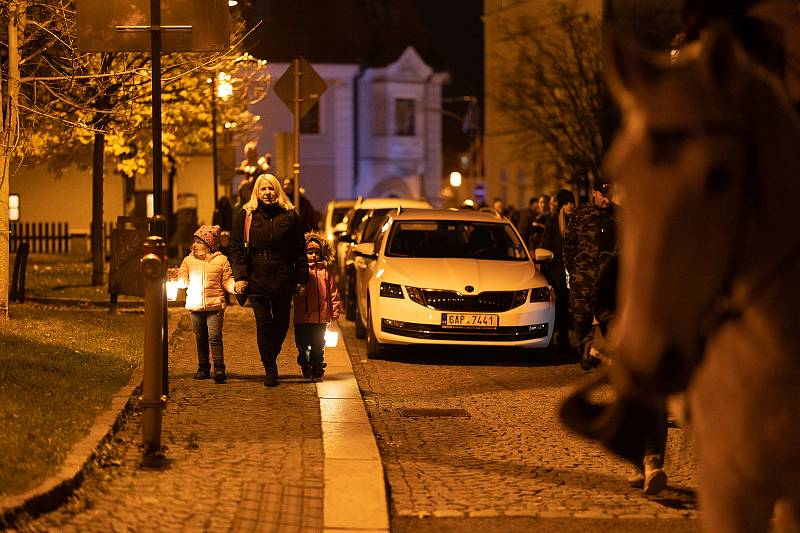 Rodiče s dětmi a lampióny prošli Hrádkem. V čele šel bílý kůň.