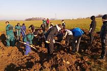 Studenti z Frýdlantu kopali nové tůně, aby udrželi vodu v krajině.