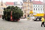 Stavění vánočního stromu na libereckém náměstí