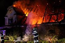 Neobydlený dům v Dolní Řasnici na Liberecku pohltily 29. dubna 2014 večer plameny.
