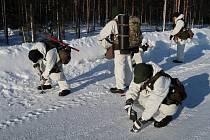 Chemičtí specialisté z 31. radiačního a chemického pluku prodělali výcvik v arktických mrazech.