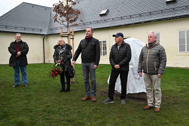 U zámku ve Svijanech odhalili přátelé pamětní desku prvnímu sládkovi pivovaru Františku Horákovi.