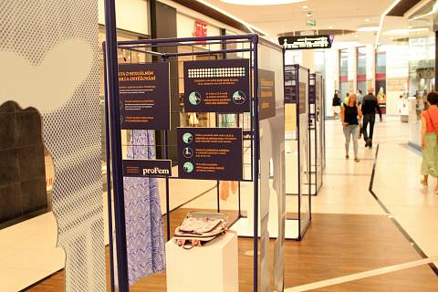 Výstava Obyčejné předměty, neobyčejná bolest je k vidění v obchodním centru Forum Liberec.