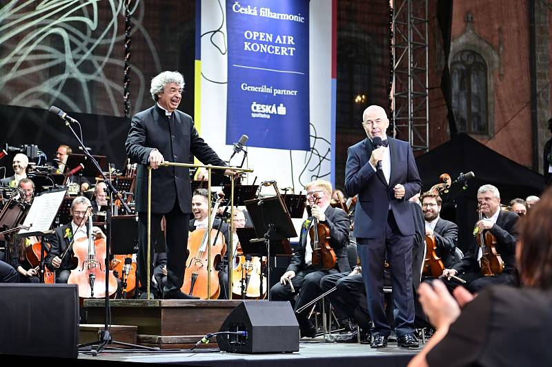 Závěrečný koncert sezony uspořádala Česká filharmonie mimo prahu, na zámku Sychrov.