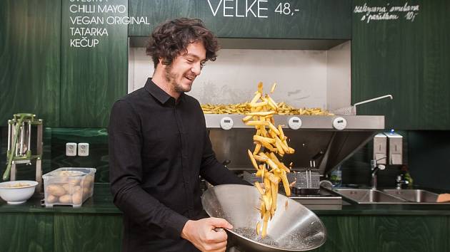 Pobočku rychlého občerstvení Faency fries otevřeli v centru Liberce. Jedná se o první český street food koncept specializovaný na hranolky z čerstvých brambor od lokálních dodavatelů. Snímek je z 7. listopadu.