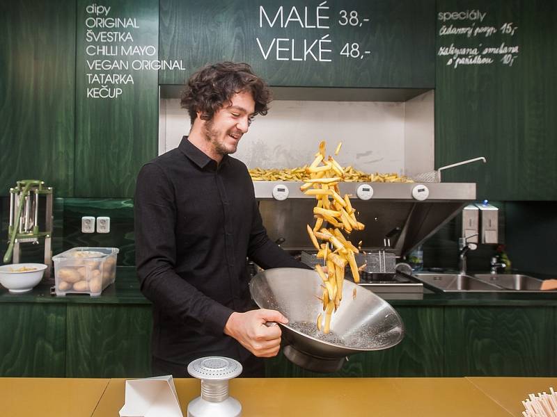 Pobočku rychlého občerstvení Faency fries otevřeli v centru Liberce. Jedná se o první český street food koncept specializovaný na hranolky z čerstvých brambor od lokálních dodavatelů. Snímek je z 7. listopadu.