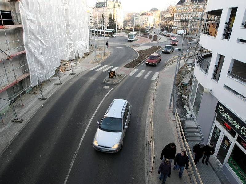 Úsek silnice v Blažkově ulici vedoucí od terminálu MHD. 