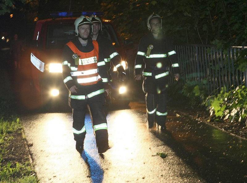 Během středečního lijáku se několikanásobně zvedla hladina řeky Nisy v Liberci. Do prudkého proudu spadl neznámý muž, kterého se snažili policisté, záchranáři a hasiči zachránit. Přestože jej už měli na dosah, nepodařilo se ho zachytit