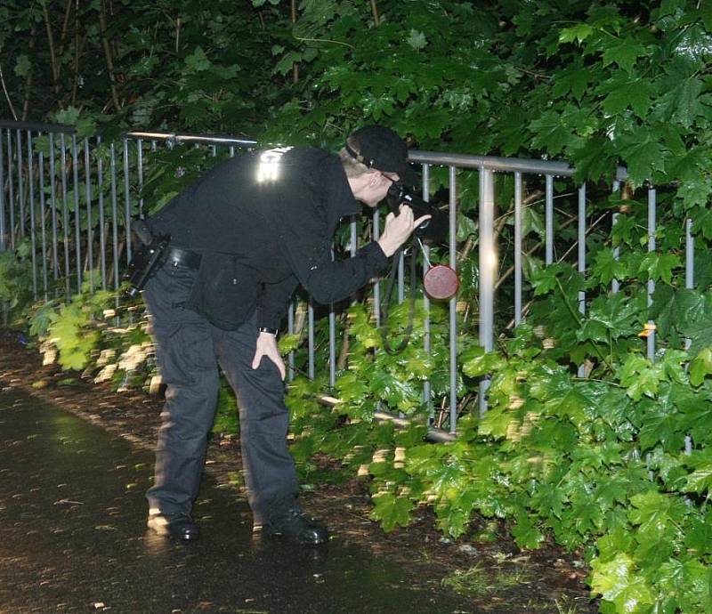 Během středečního lijáku se několikanásobně zvedla hladina řeky Nisy v Liberci. Do prudkého proudu spadl neznámý muž, kterého se snažili policisté, záchranáři a hasiči zachránit. Přestože jej už měli na dosah, nepodařilo se ho zachytit