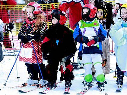 Závěrečným karnevalem skončil lyžařský kurz pro děti. 