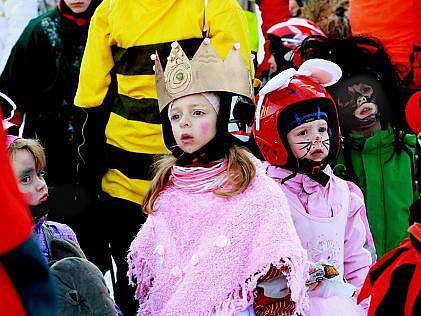 Závěrečným karnevalem skončil lyžařský kurz pro děti. 