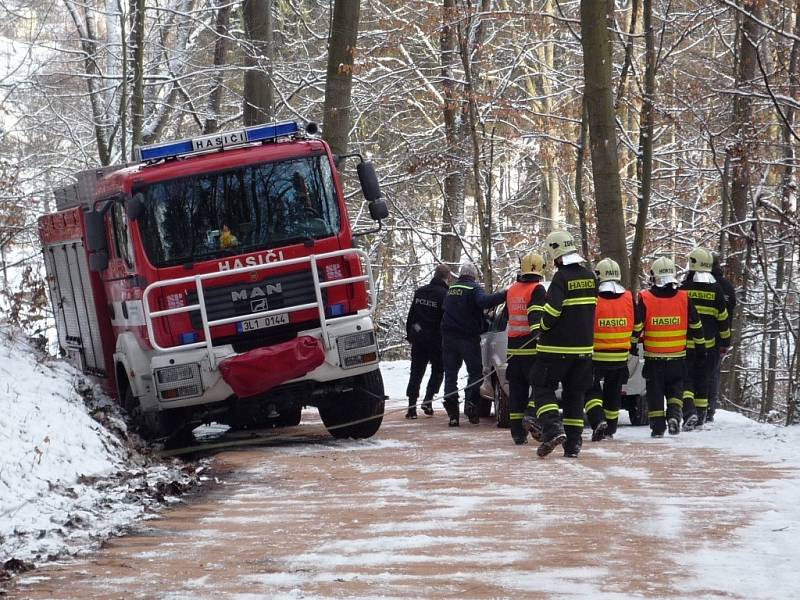 Šílené sobotní dopoledne zažila posádka vozu, která se v serpentinách pod zámkem Hrubá Skála málem zřítila srázem dolů.