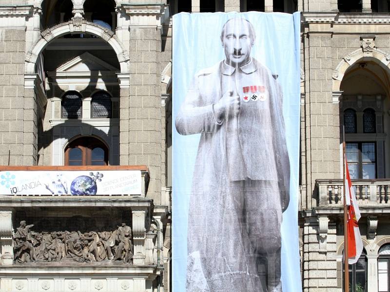Plátno s Putinem v diktátorské podobě na liberecké radnici
