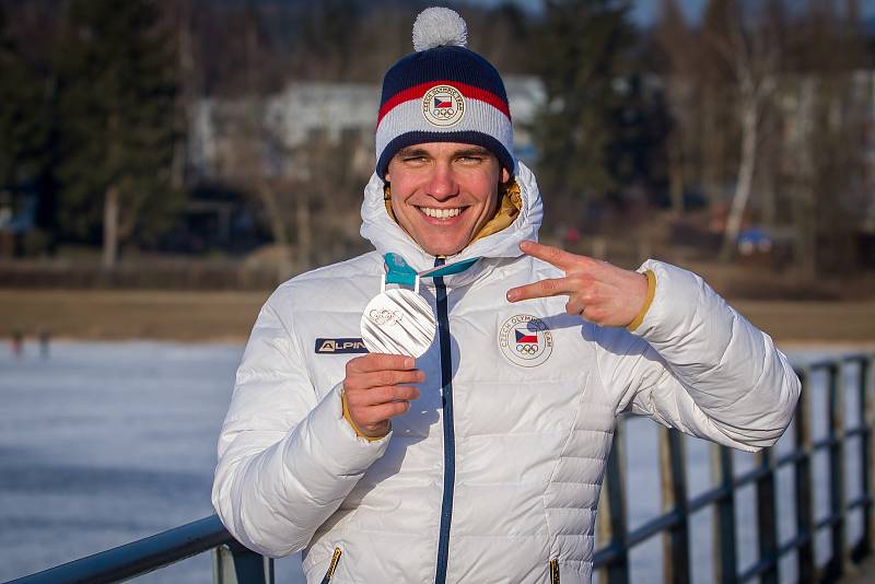 Český reprezentant v biatlonu Michal Krčmář se stříbrnou medailí ze zimních olympijských her v Pchjongčchangu. Snímek je z 1. března.
